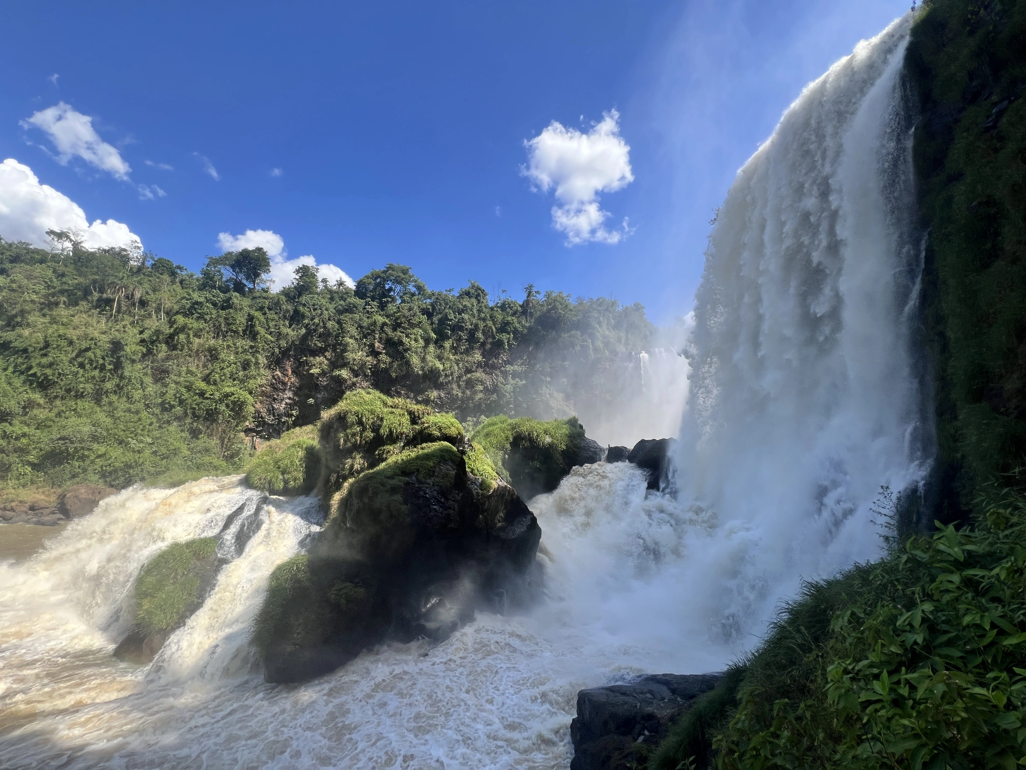 kraftvoller Wasserfall