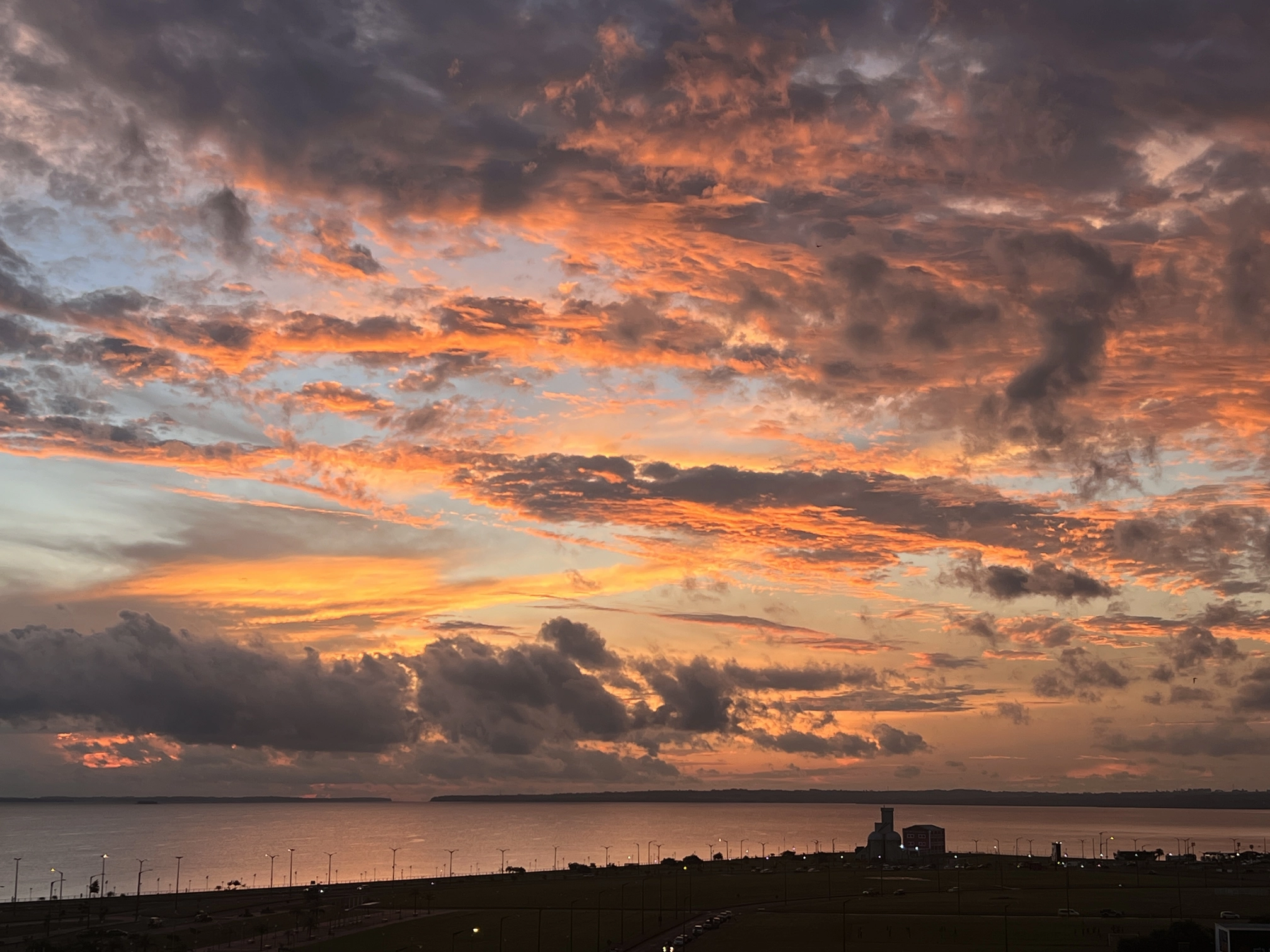 leuchtende Wolken über dem Fluss 