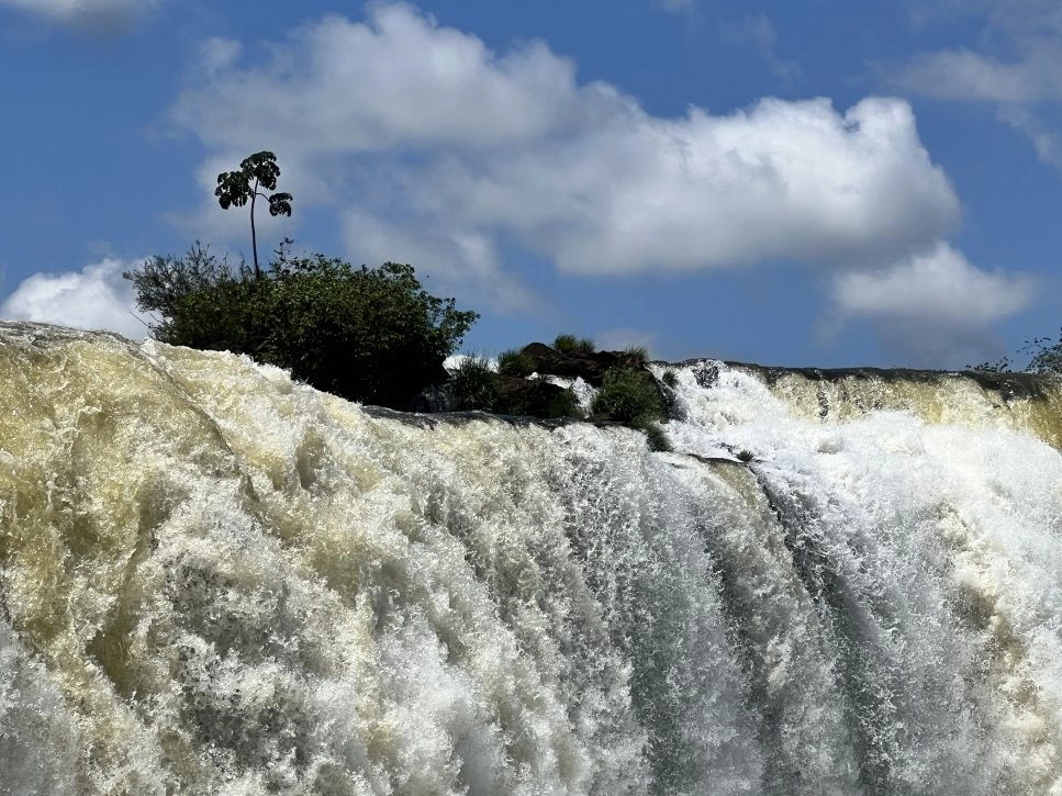 Nahaufnahme herabstürzendes Wasser